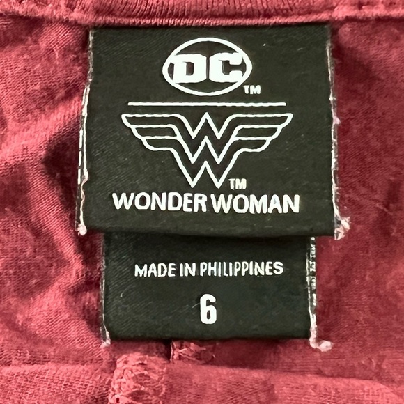 Torrid DC Comics Wonder Woman Drape Hooded Cardigan - Burgundy size 6X Plus - Picture 7 of 8